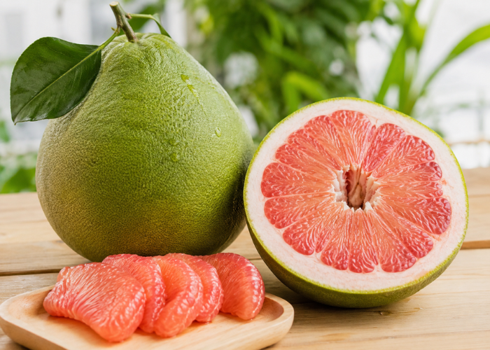 Bưởi da xanh nguyên quả và phần múi bưởi màu hồng