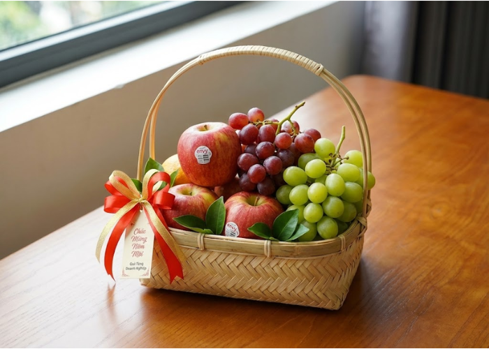 Giỏ hoa quả giá rẻ kết hợp hoa quả nhập khẩu, phù hợp tặng đối tác tại Hà Nội