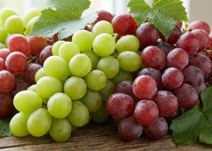 Trái cây nho tươi giàu dinh dưỡng trong giỏ hoa quả